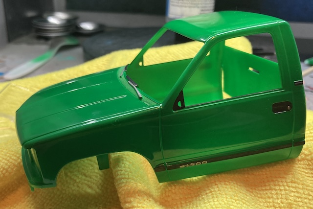 The sash trim, wiper arms, pillar badge, mirror triangle, and window felt are all blacked out.