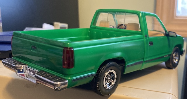 The passenger side and now-glued-shut tailgate.
