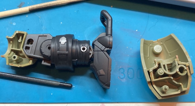 The thigh part has exploded, showing that two out of the three pins are broken.